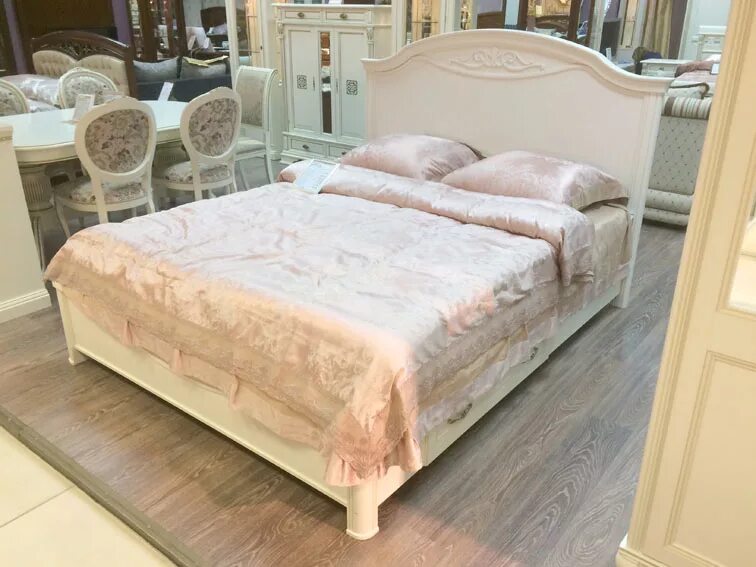 Кровать выставочный образец. Выставка кроватей. Кровать в Румянцево. Мебель с экспозиции Италия. Мебель в Румянцево спальни.