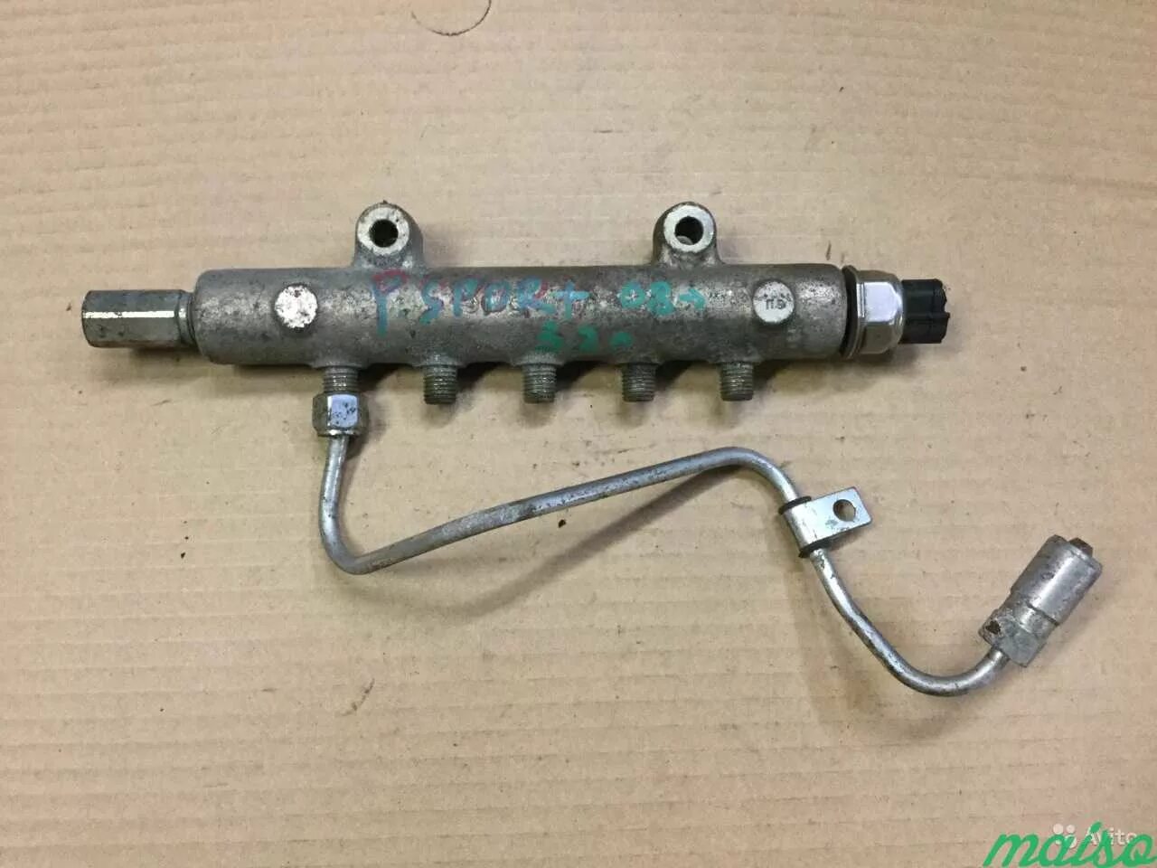 Регулятор давления паджеро спорт. Топливная рампа Паджеро спорт. Топливная рампа Паджеро спорт 2. Топливная рейка Мицубиси Паджеро спорт 2.5 дизель с клапаном. Топливная рейка Паджеро спорт 2.