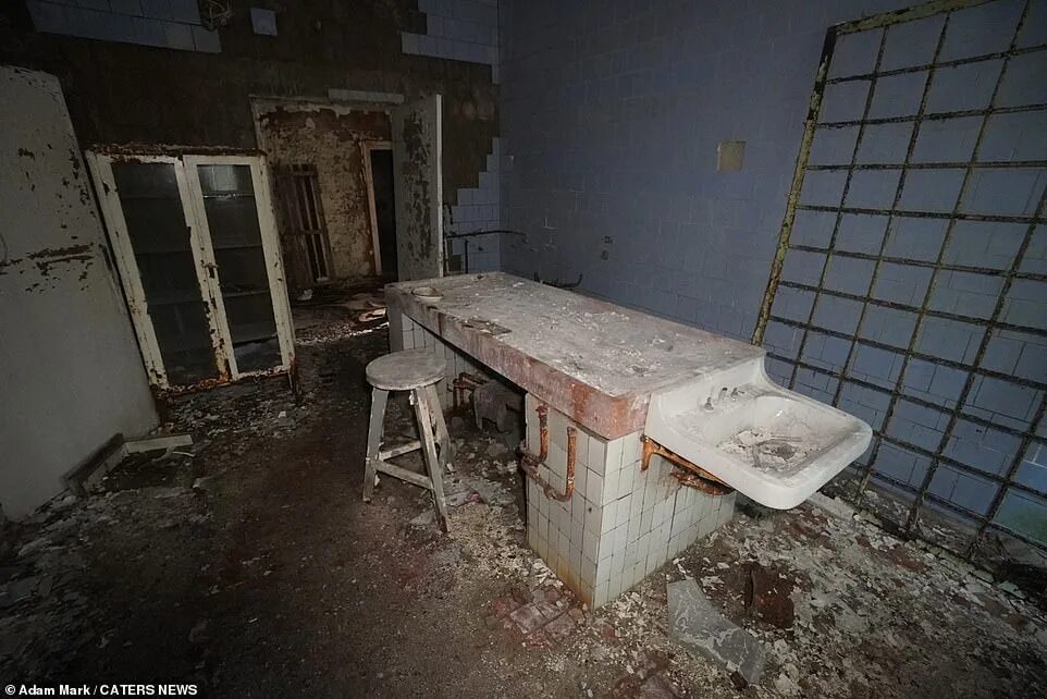 Три мужчины и младенец призрак в кадре. После взрыва стали видеть призраков. Страшилы 1996. Припять 2022. После взрыва стали видеть призраков.