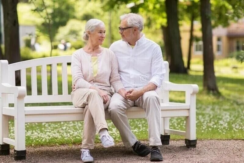 Старик с молодой маленькой. Пожилая пара на лавочке. Пожилые люди в парке. Пожилая пара сидит на скамейке. Пожилая пара на скамеечке.