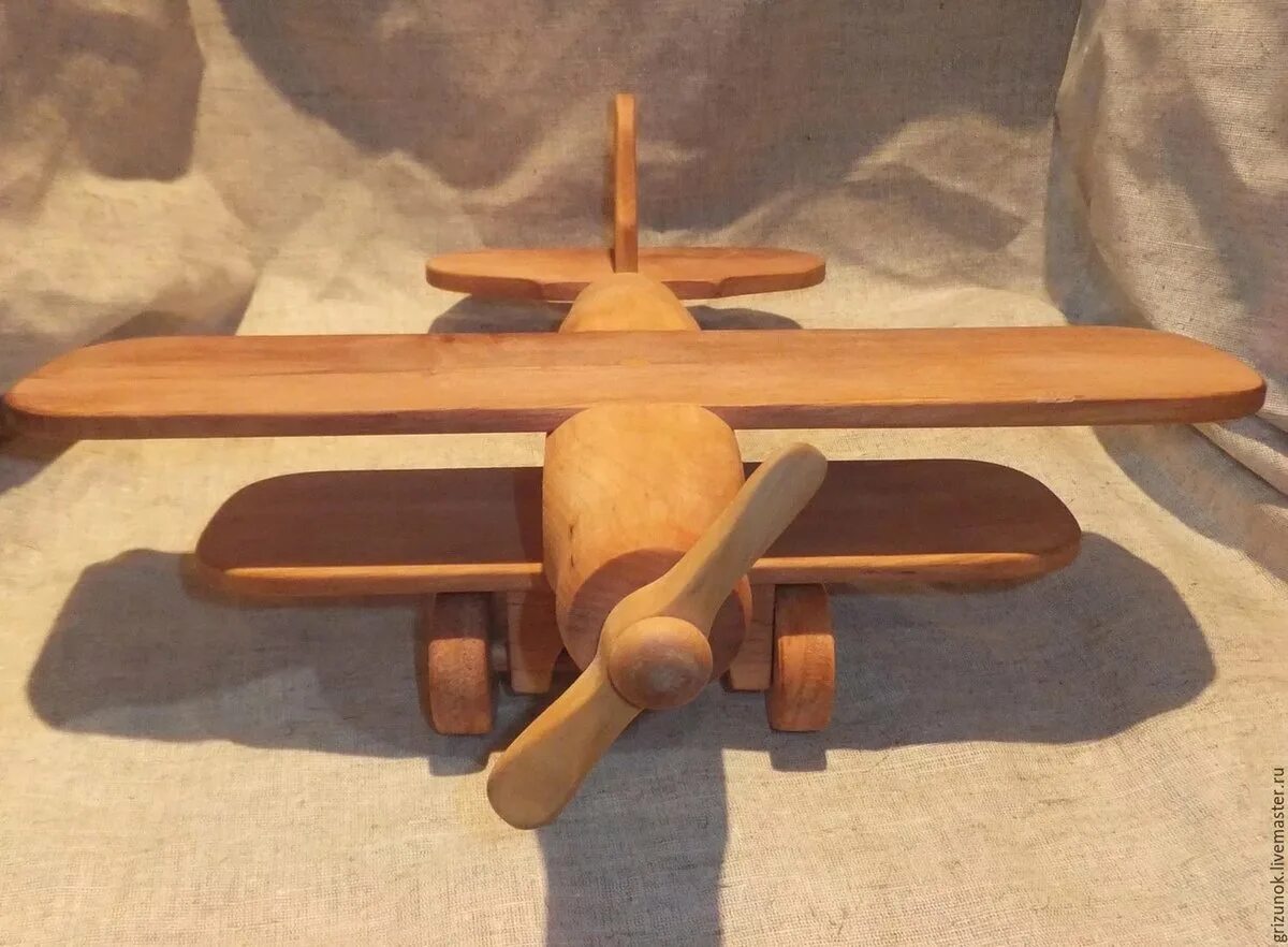Модель самолета из дерева. Деревянный самолет для фотосессии. Модель самолета из дерева. Как сделать самолет из дерева. Самолет из фанеры.