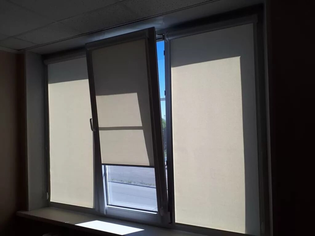 Кассетные рулонные шторы на пластиковые окна. Рулонные шторы на створку пластикового окна. Рулонные шторы сиеста белый амиго. Рулонные шторы "закрытая система lux". Рулонные шторы блэкаут амиго.