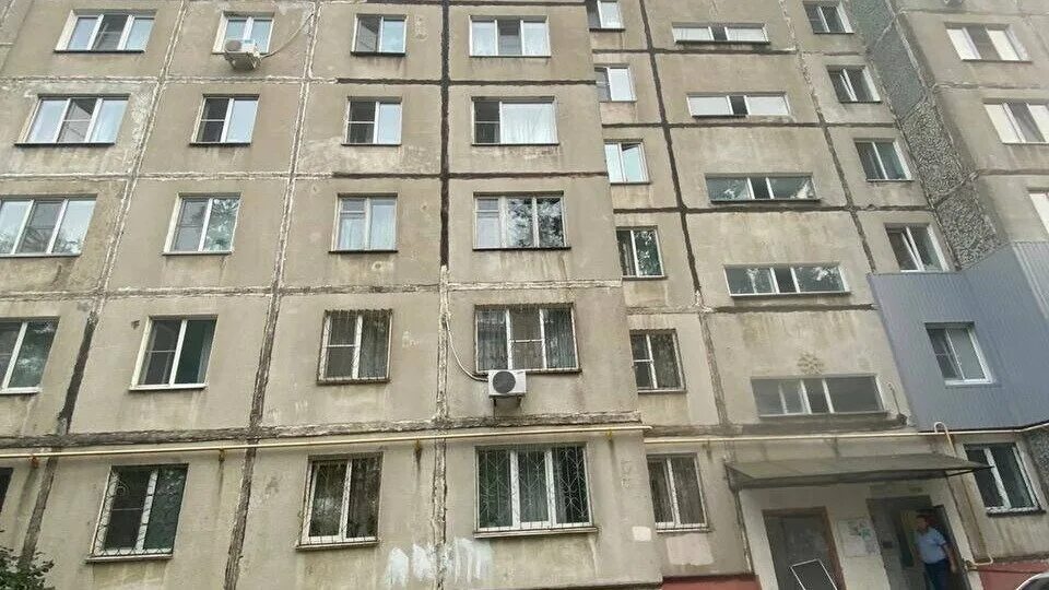 Выпал из окна хабаровск. Белая пятиэтажка. Выпал из окна хабаровск. 8 этаж. Выпала из окна дикопольцева хабаровск.