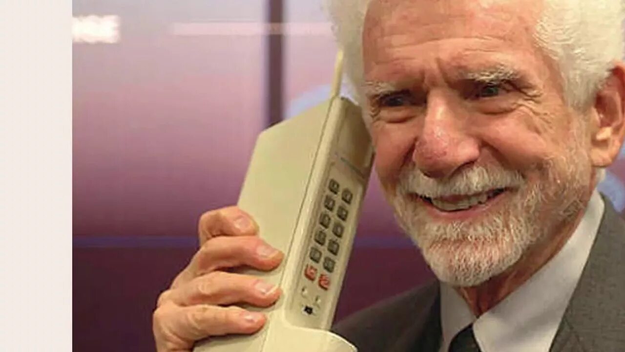 Владельца сотового телефона. Motorola DYNATAC 8000x 1983 год.