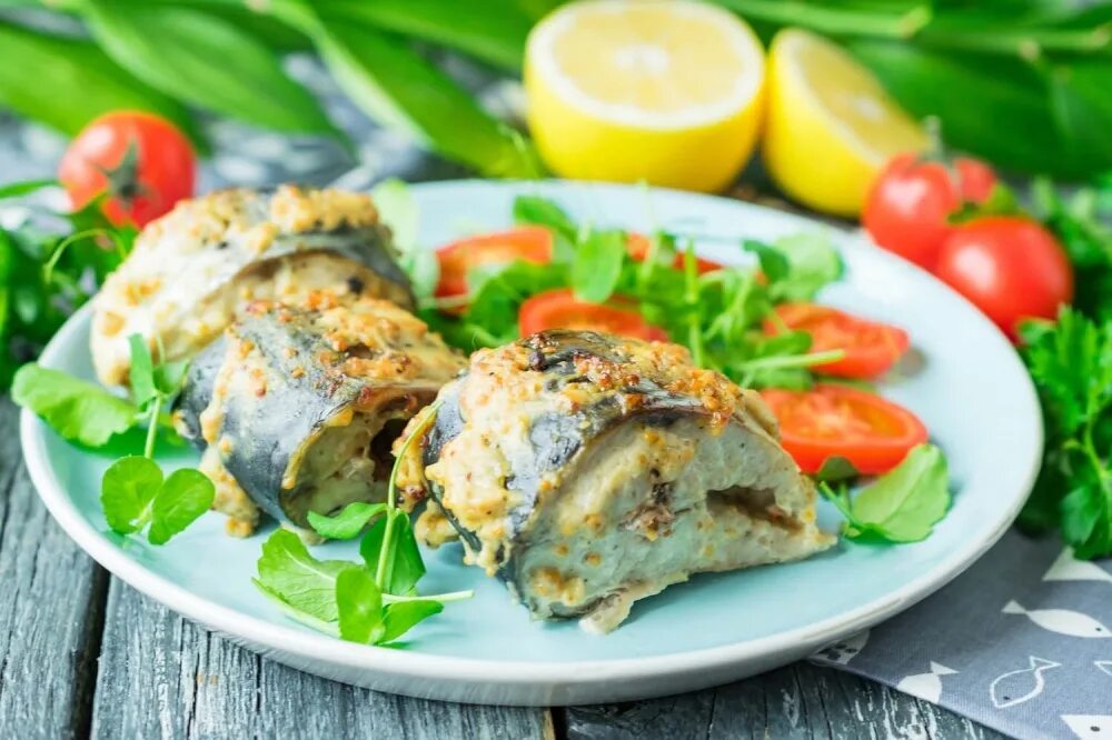 Скумбрия запеченная в горчичном. Скумбрия кусочквмизапеченная. скумбрия в горчичном соусе. скумбрия запеченная в горчичном соусе. рыба скумбрия запеченная.