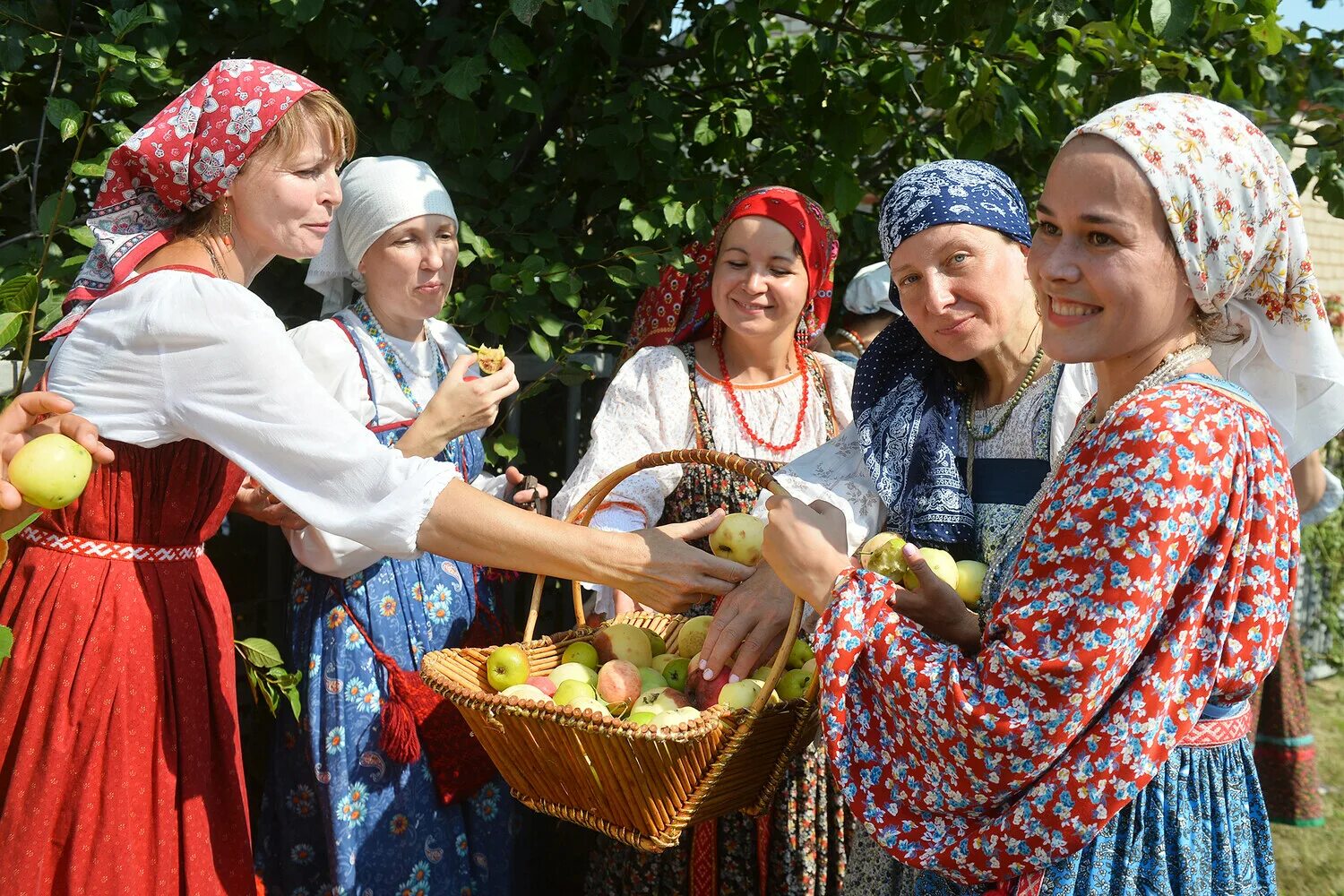 Яблочный спас что нужно делать в этот. Яблочный спас красновидово. красновидово яблочный спас 2025. яблочный спас традиции. праздник яблочный спас традиции.