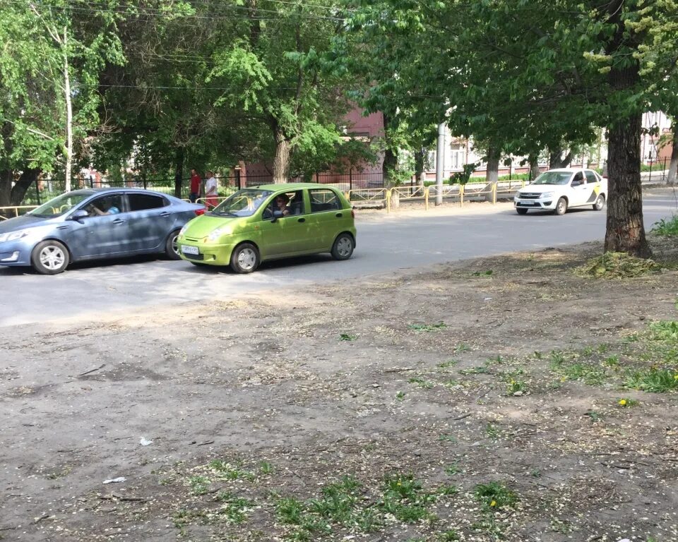 Машины на зеленой зоне. Стоянка на зеленой зоне. Парковка зеленая зона Чебаркуль. Штраф за парковку на зеленой зоне.