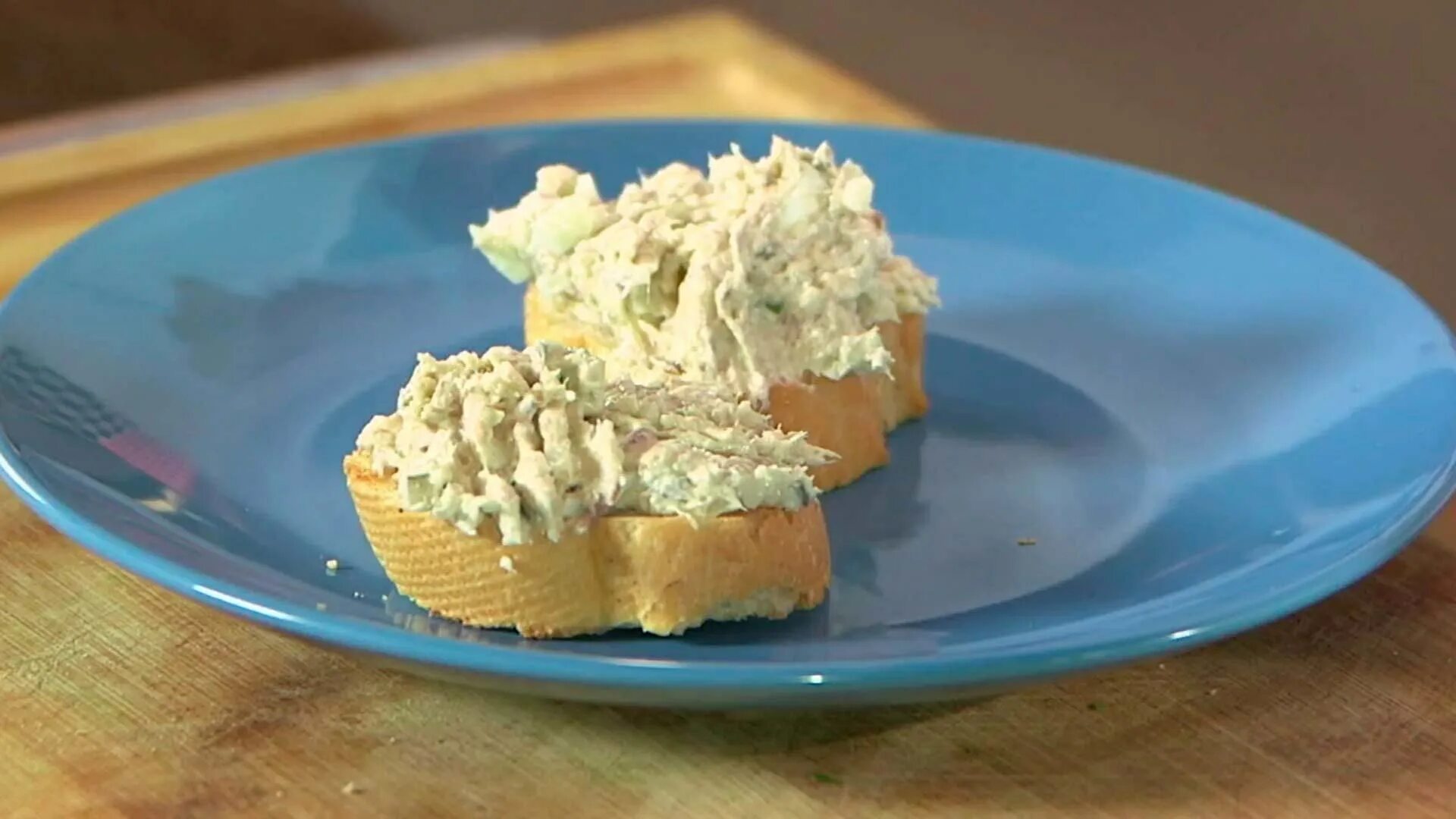 Намазка из творога для бутербродов. Творожная намазка на хлеб. вкусные советы. рыбный творог. намазка из сардины с яйцом.
