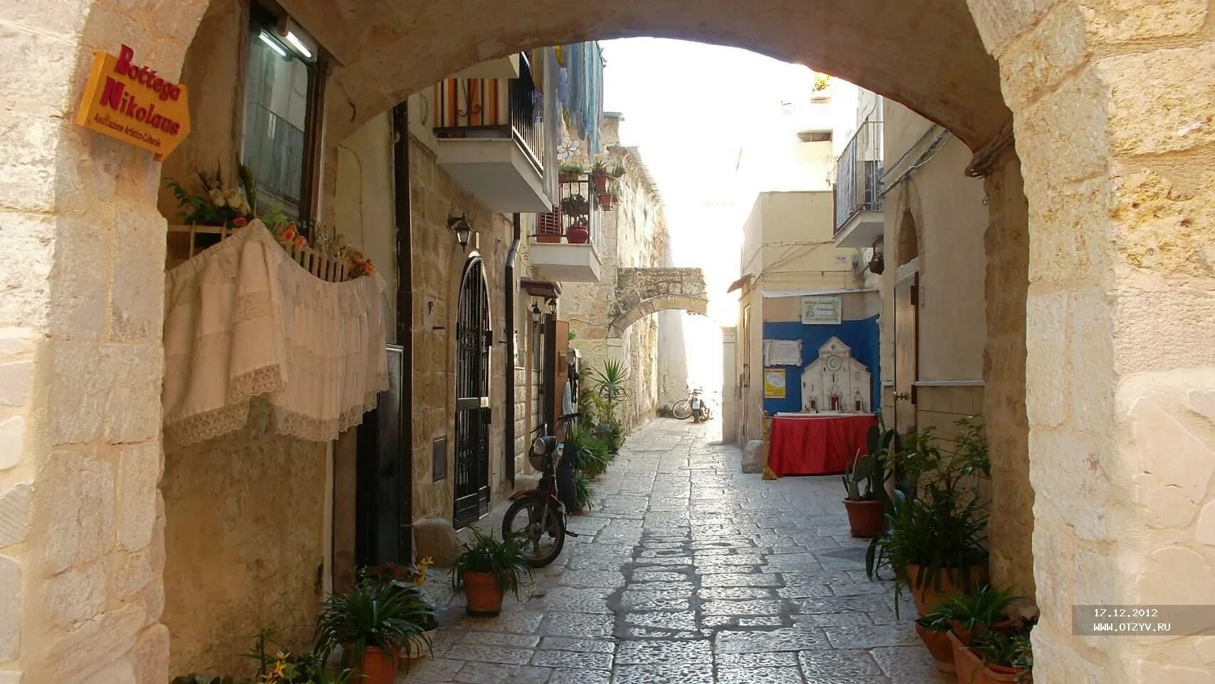 Bari, Puglia, Италия. Бари Апулия. Бари Италия улицы. Полиньяно-а-Маре Италия улицы.