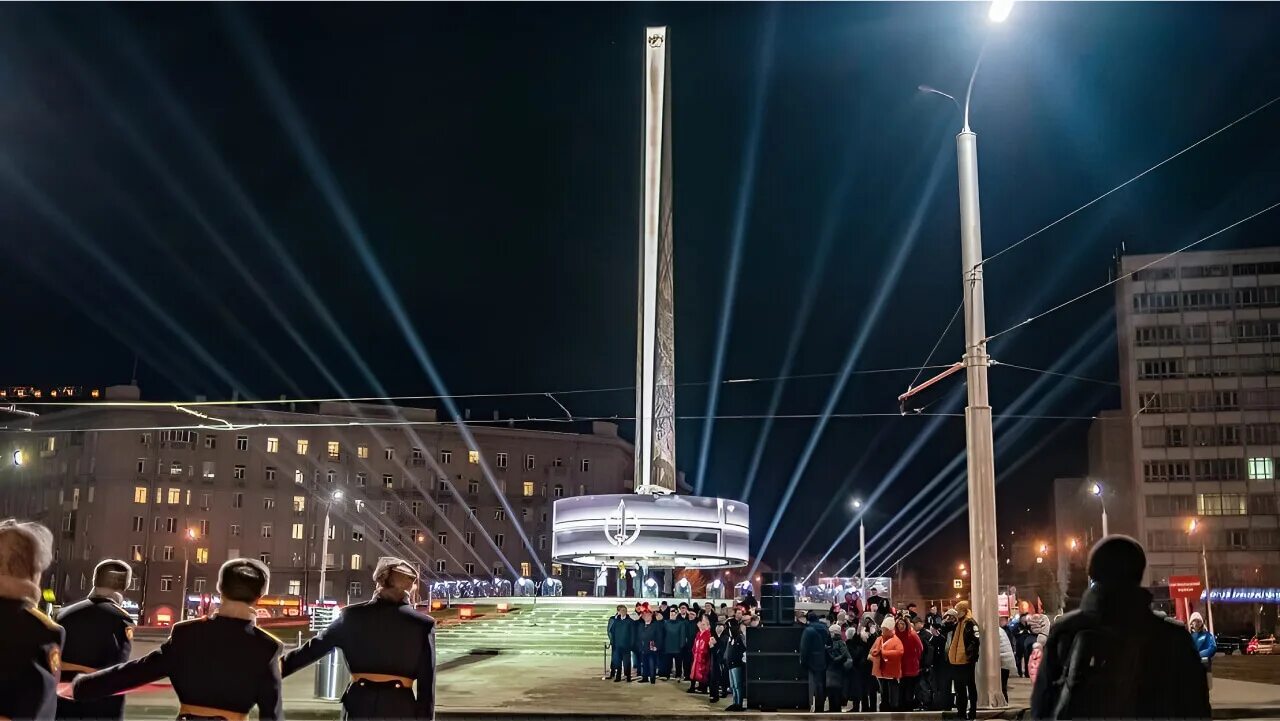 Стела город трудовой доблести Новосибирск. Новосибирск площадь Калинина Новосибирск город трудовой доблести. Стелы новосибирск город трудовой доблести