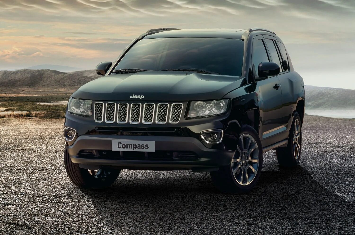 Jeep compass. Додж компас. Рамный джип Geely. Джипы компас и Чероки стоят рядом. Додж компас фото.