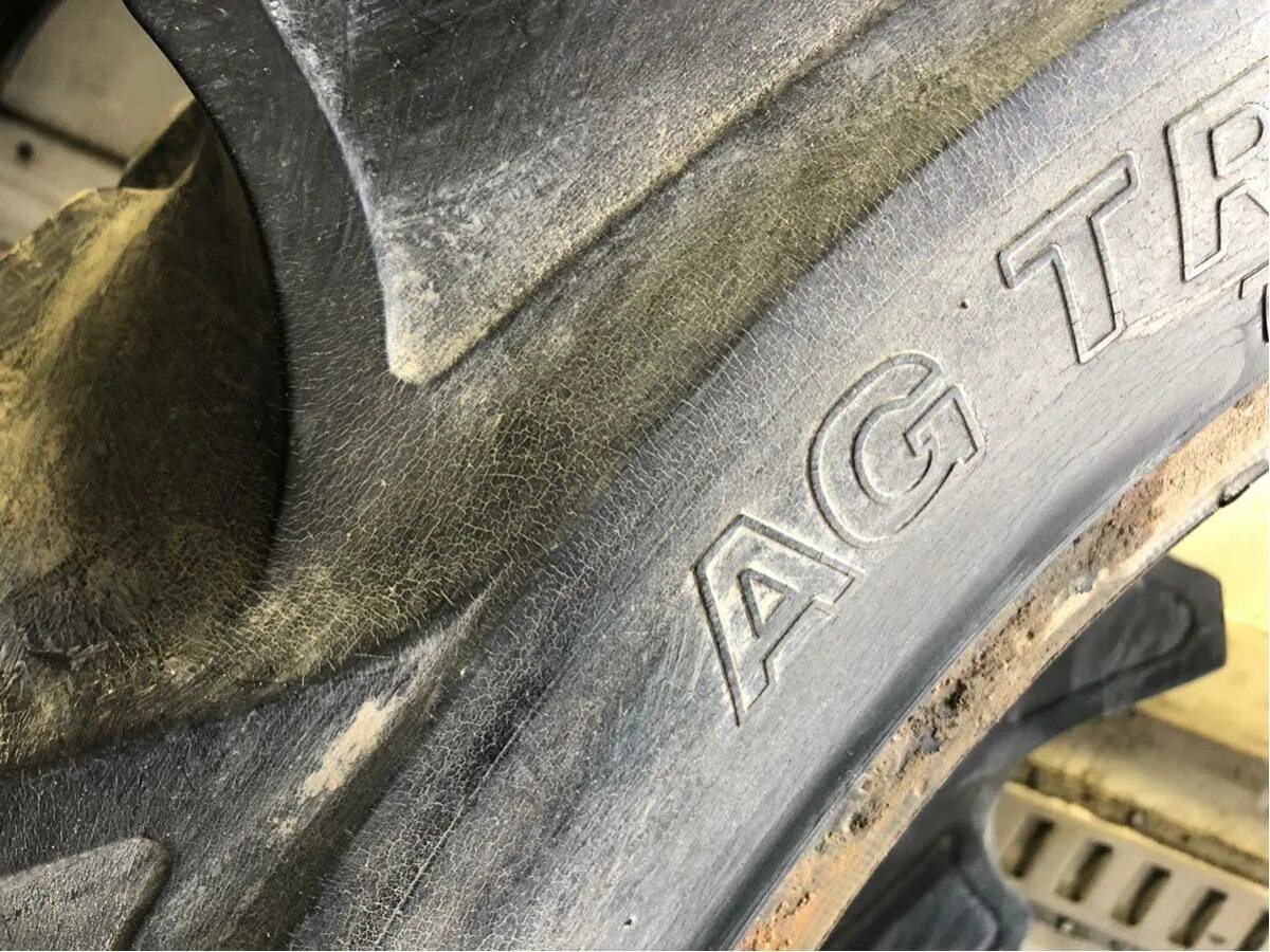 Старение резины трактора. Обратная сторона колеса трактора. Болт в новой покрышке трактора. Mold for Tires Bridgestone.