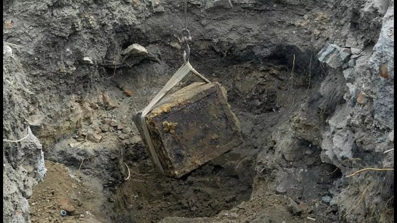 Ученый из мондштата откопал древнюю каменную. Вырыл клад.