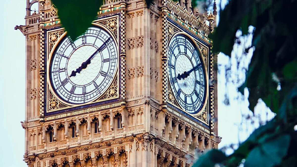 Watching britain. Вестминстерский дворец с башней Биг Бен. Часовая башня Биг Бен. Часовая башня Вестминстерского дворца. Часы Биг Бен в Лондоне.