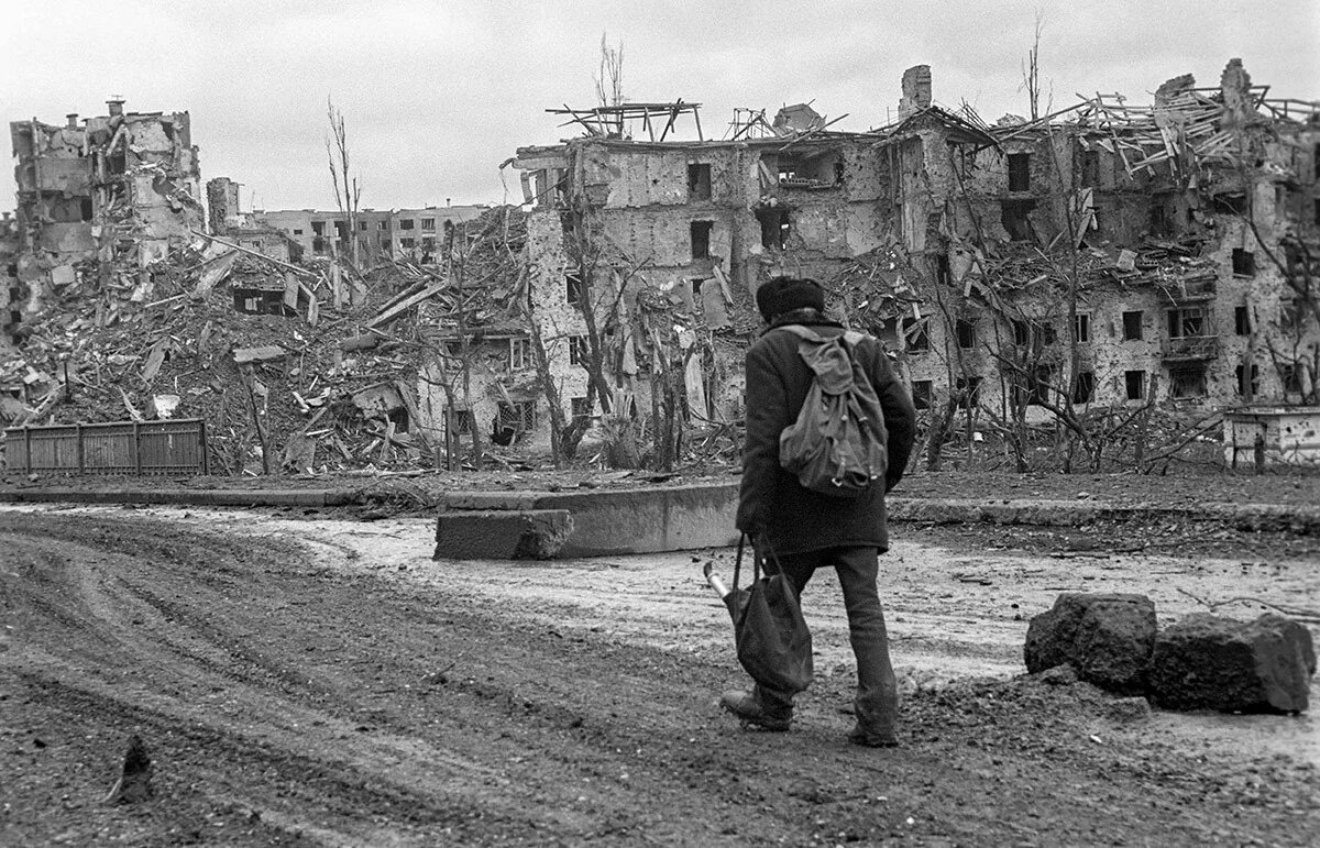 дворец дудаева штурм грозного 1995. дворец дудаева штурм грозного 1995. штурм площади минутка 1995. чечня город грозный сейчас. грозный город люди.