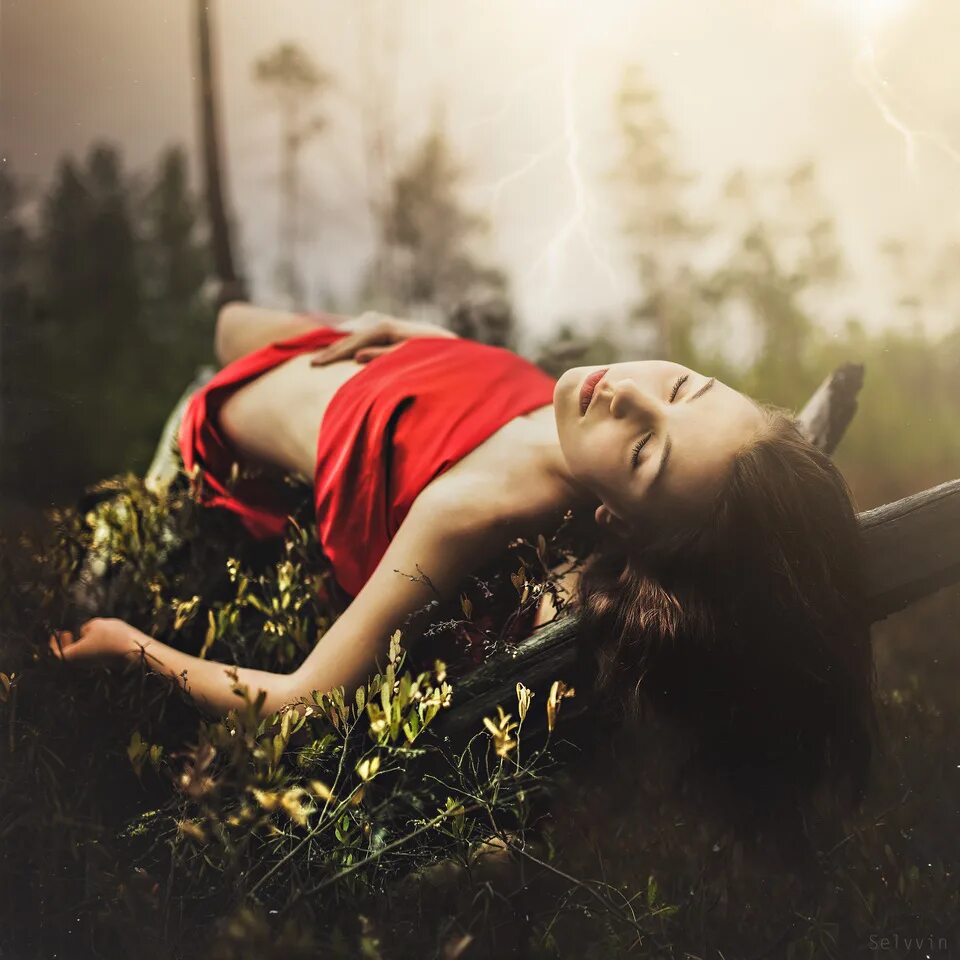 девушка лежит на земле мёртвая. левушка лежит на земле. девушка лежит на земле. фотограф сергей бидун (sergey bidun).