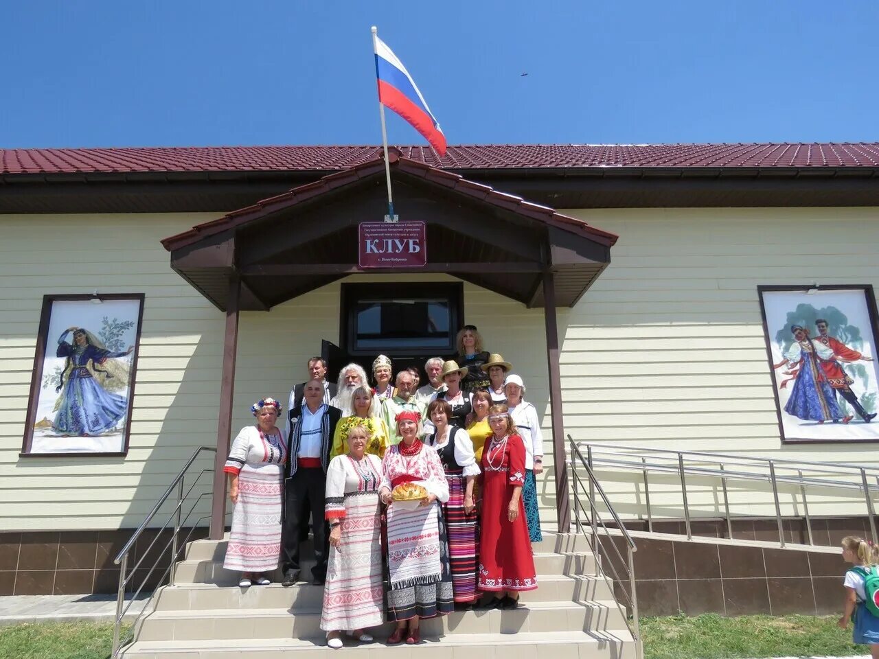 Клетская завалинка кумовство 2024. Клетская завалинка. Памятник завалинка. Клетская завалинка кумовство 2024. Завалинка фото.