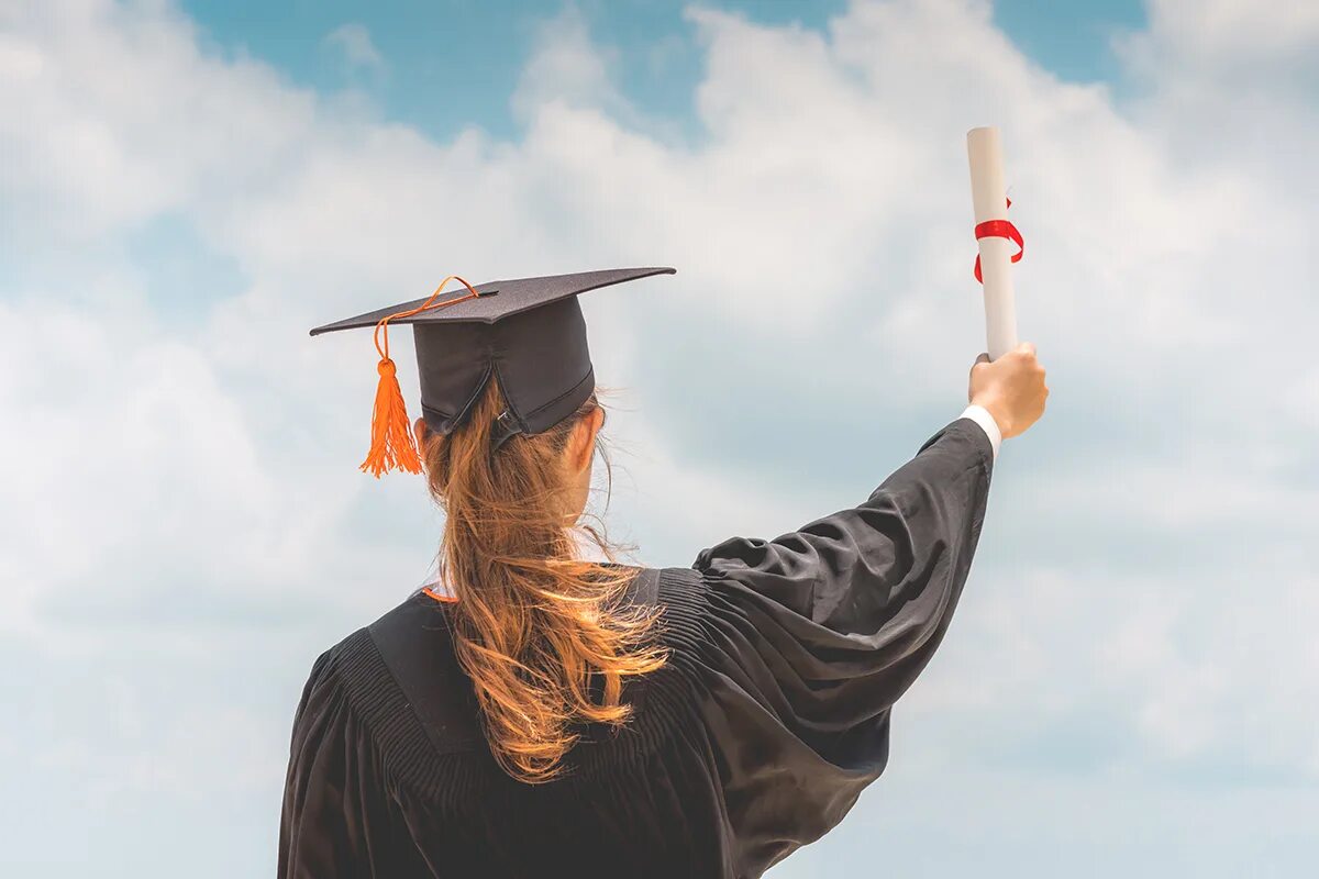 Женщина заканчивает. Woman Graduated. Стоковая картинка заканчивают университет. Обучение психологии с получением диплома