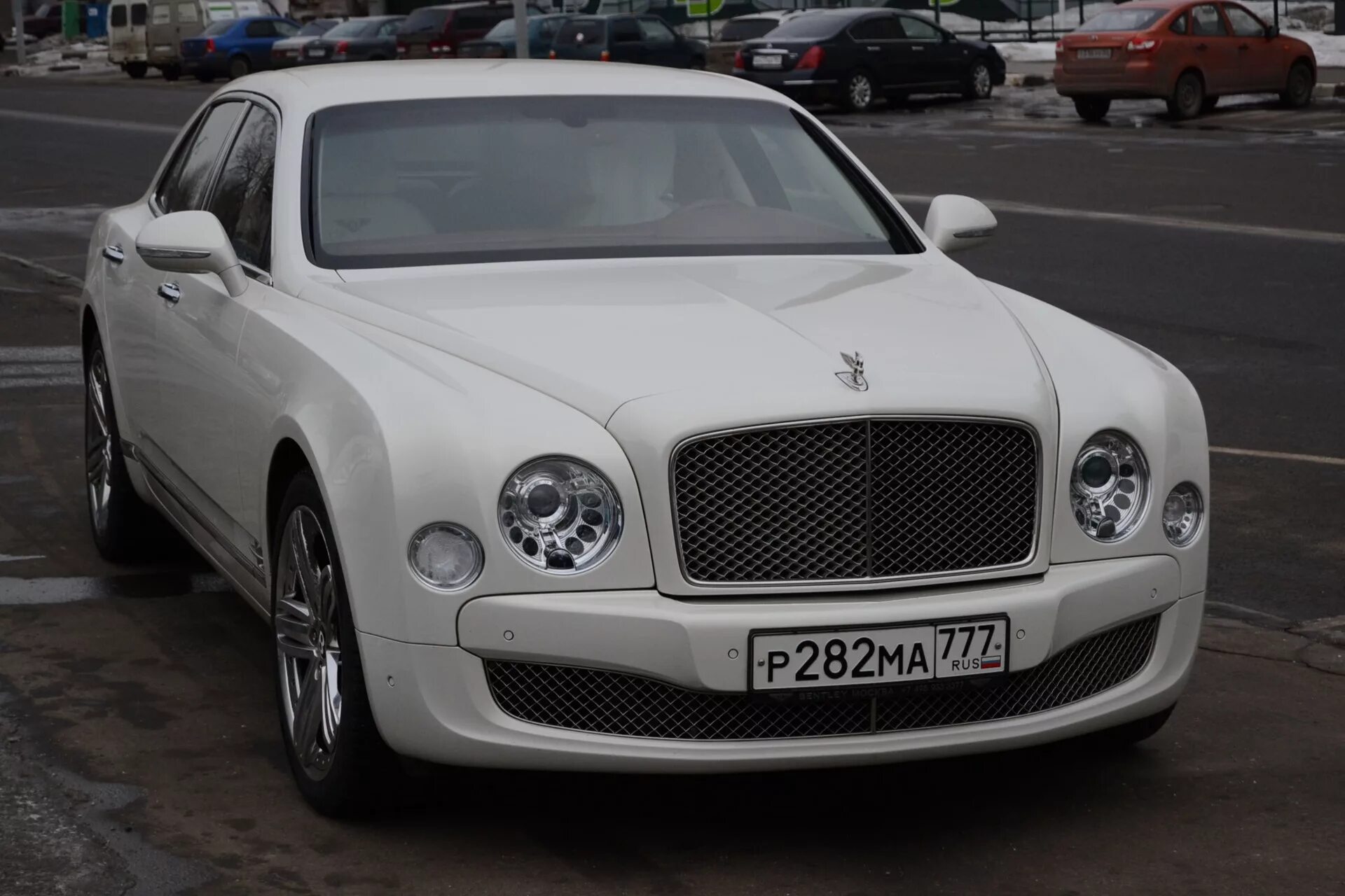 Машина похожая на бентли. Бентли Крайслер. Тойота Бентли. Bentley Mulsanne оптика. Авто похожие на Бентли.