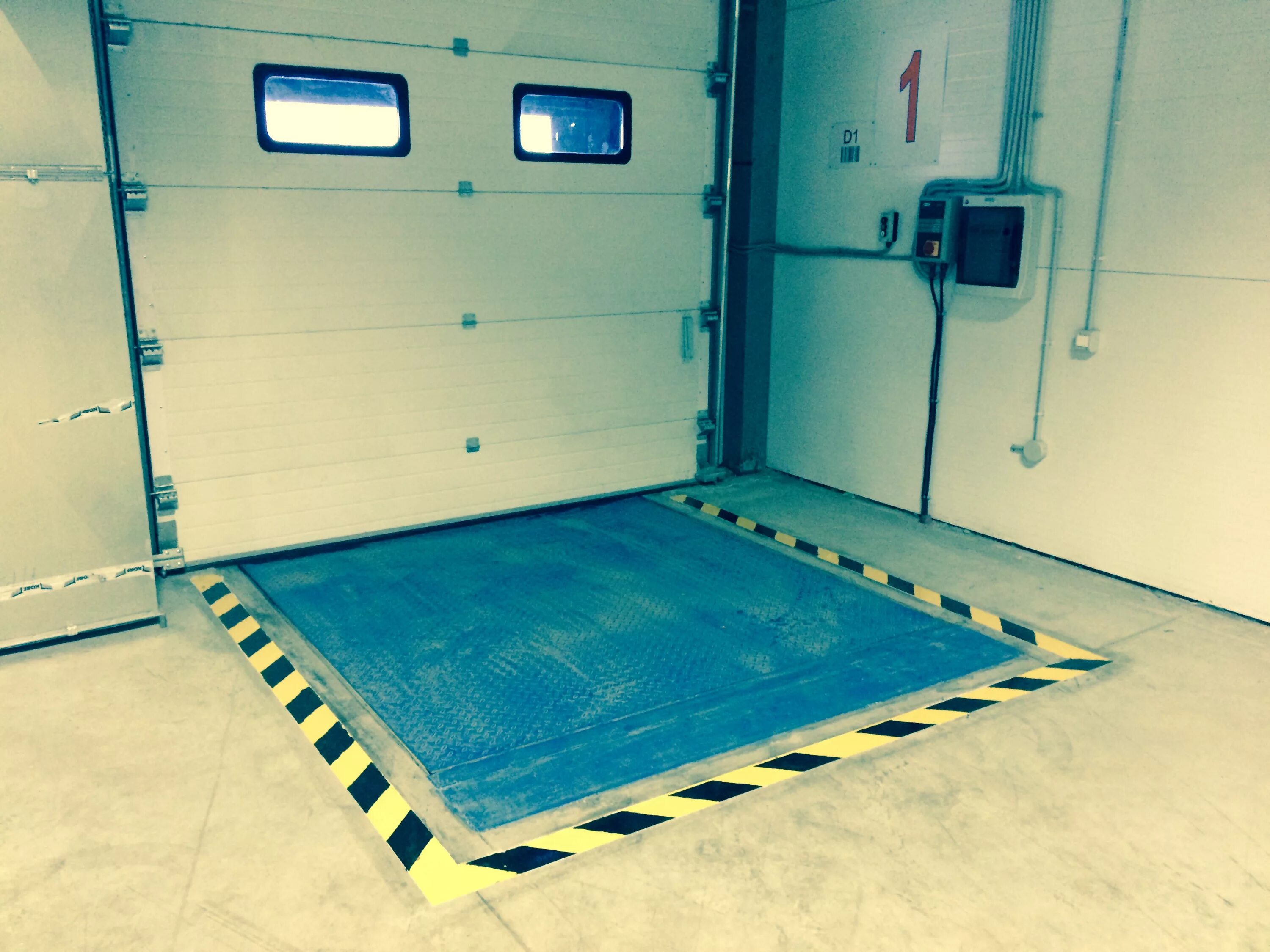 Сигнальная разметка в производственном цехе. Напольная разметка на складе. Напольная разметка в цехе. Сигнальная разметка нс5. Разметка помещений.