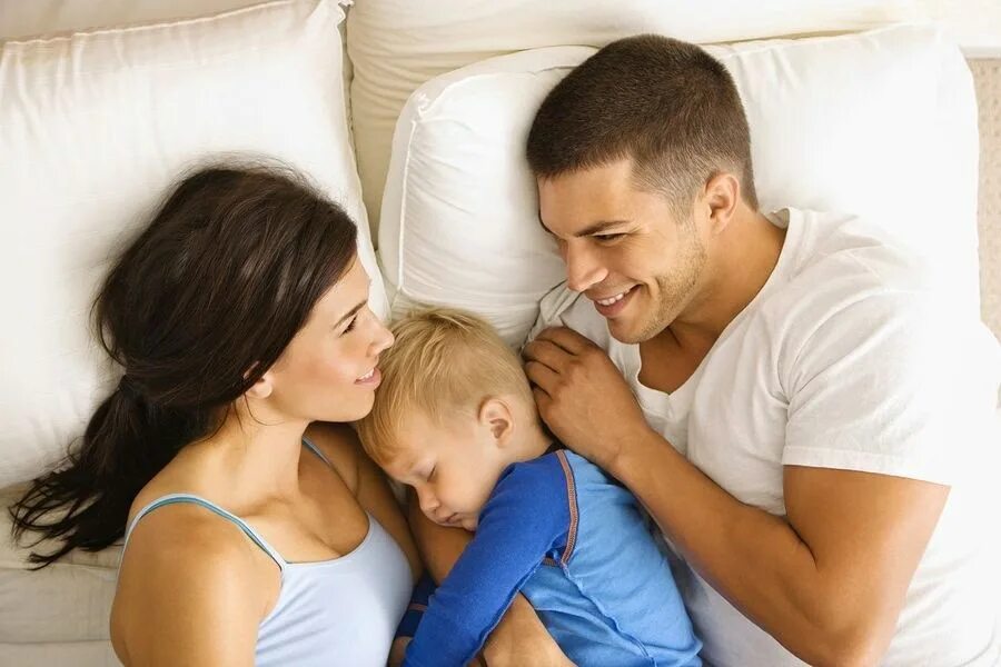 Пара папа мама. Дети с родителями. Счастливые дети и родители. Семейная пара с ребенком. Ребенок в кровати с родителями.