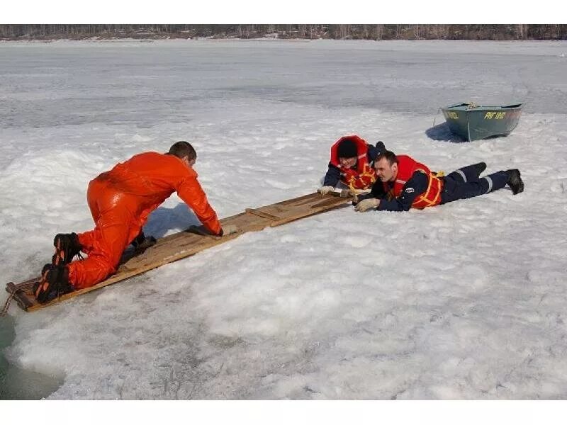 Спасение человека провалившегося под лед