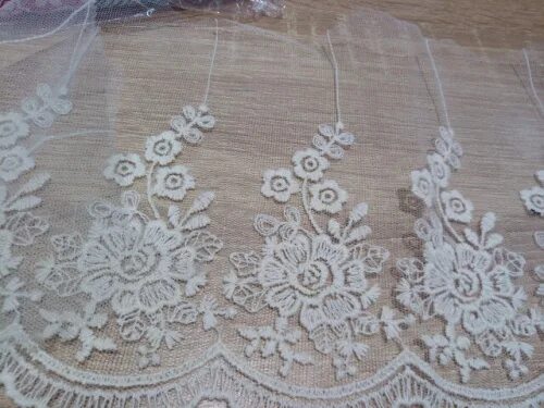 Свадебное платье с кружевом. Punto in aria кружево. Кружево вышивка на сетке. Кружева 15. Украшения кружева.