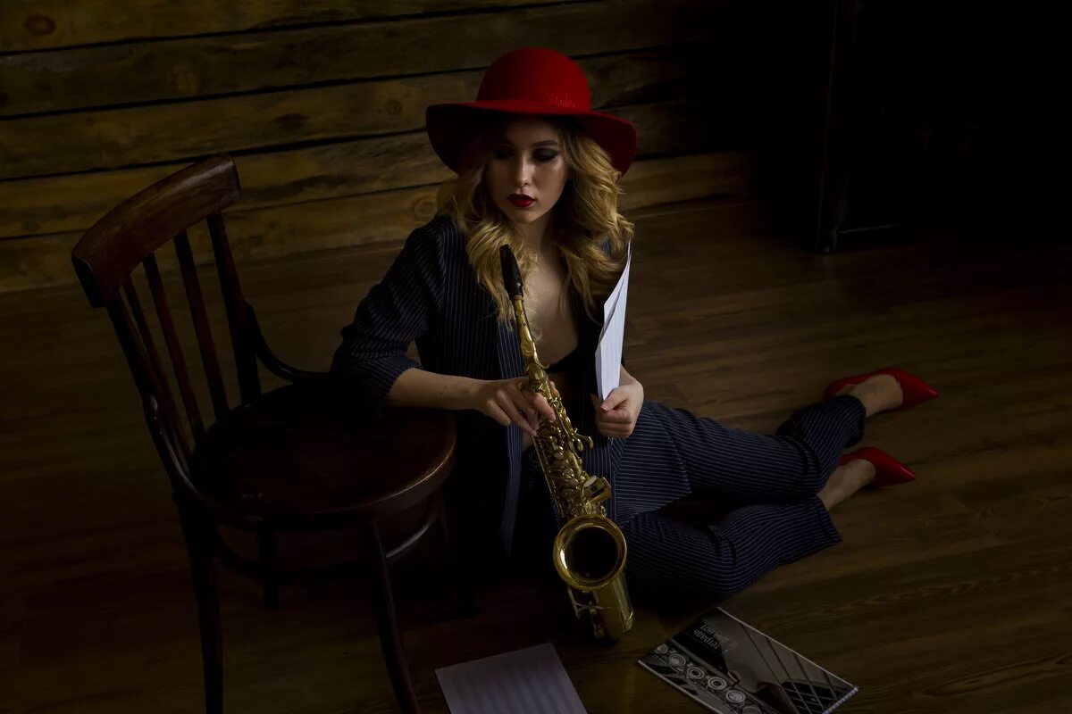 Девушка на саксофоне в студии. Фелисити саксофонистка. Девушка с саксофоном. Саксофонистка в шляпе. Фотосессия с саксофоном девушка.