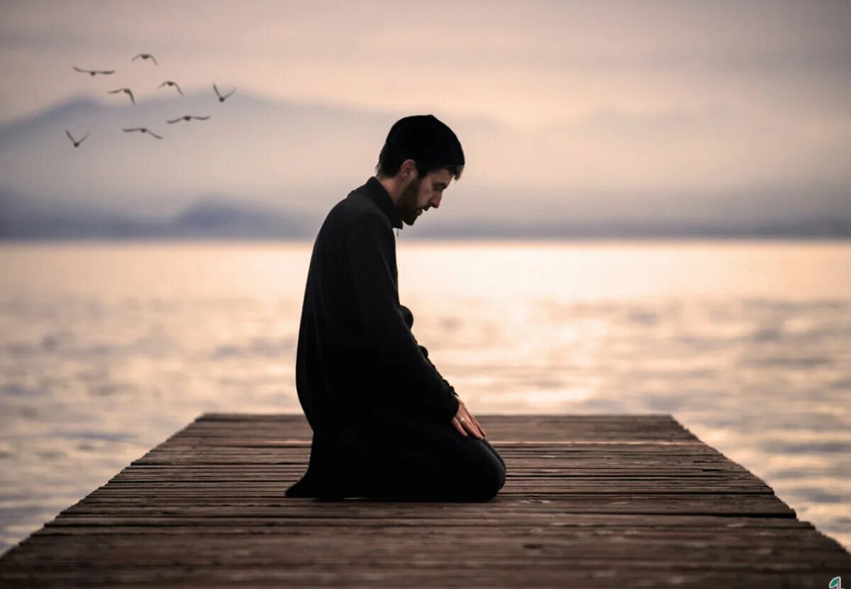 Сила мусульманина. Мусульманин молится. Мусульманин в одиночестве. Одиночество души. Грустный мусульманин.