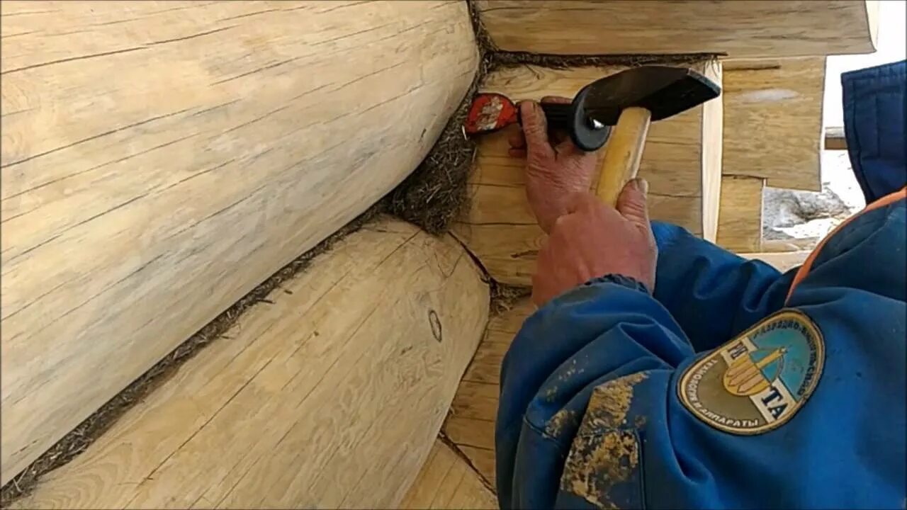 Конопатка сруба работа. Конопатка узких щелей. конопатка бани джутом. конопатка сруба из бруса джутом. правильная конопатка сруба джутом.