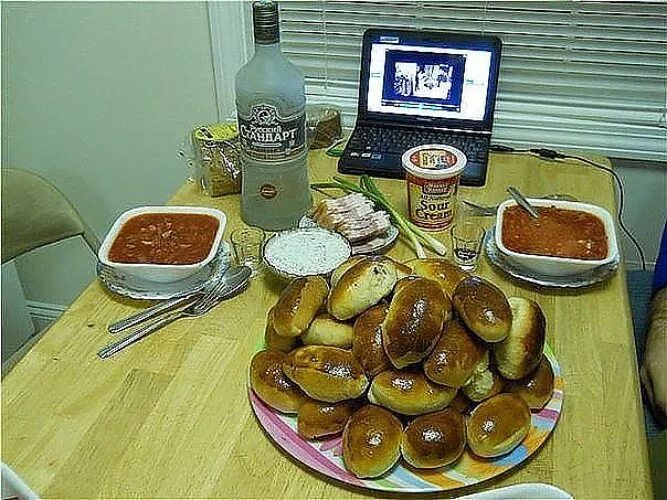 Встреча мужа. Встреча мужа с командировки. Картинка как встречать мужа с работы. Встречает с работы. Встреча мужа.