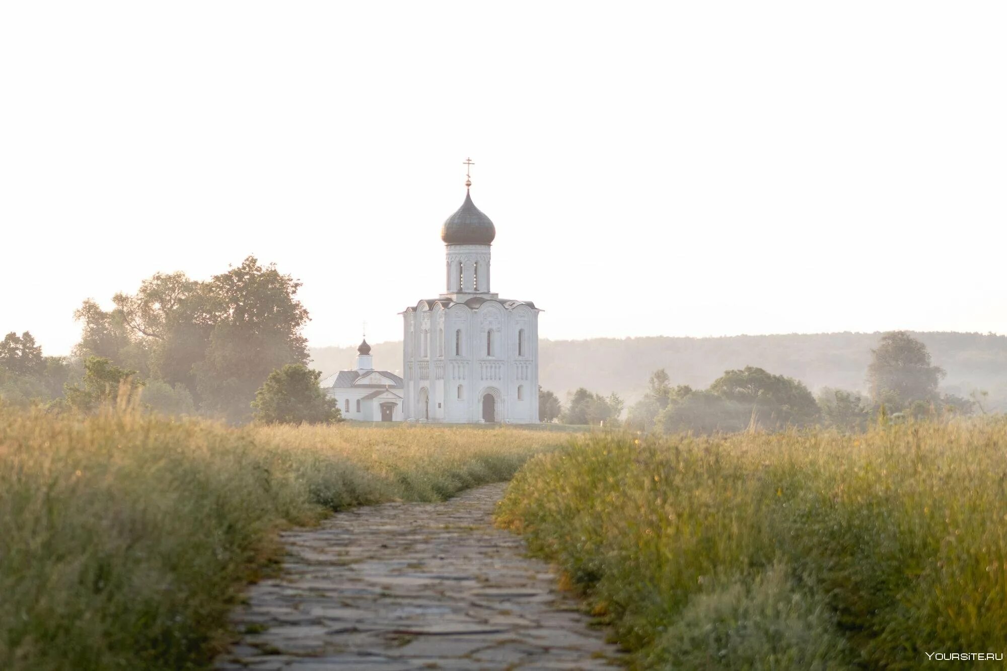 К храму вела