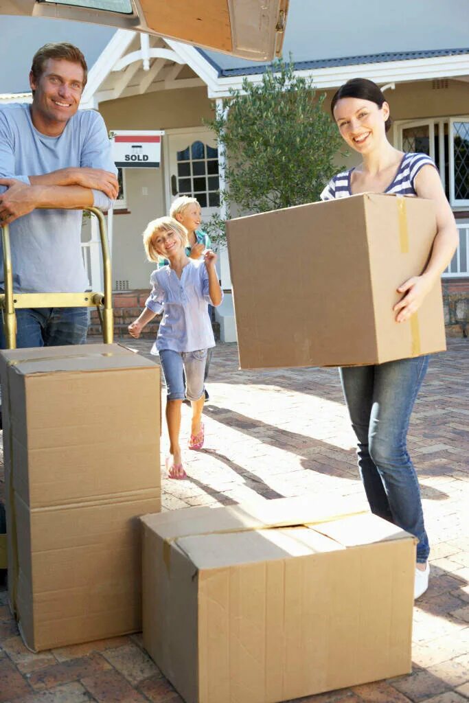 человек с коробками. грузчик азиат. переезд открыт. переезд открыт. переезд открыт.