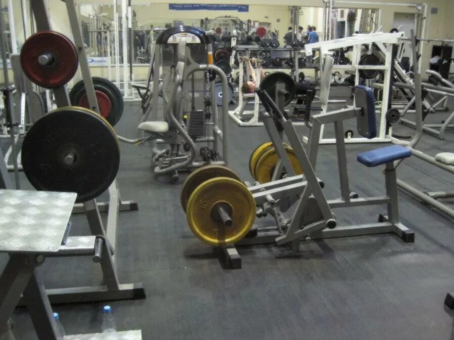 Спортзал гатчина. Зал Маяк Гатчина. Спортзал Маяк Гатчина. Маяк Гатчина тренажерный зал. Спортивный комплекс Маяк Гатчина.