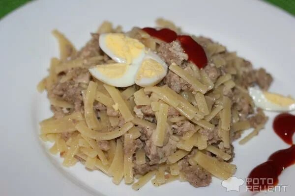 гнёзда с фаршем на сковороде. рецепт макарон с фаршем со сметаной. гнезда с мясными шарика. спагетти с фаршем. макароны с фаршем на сковороде со сметаной.