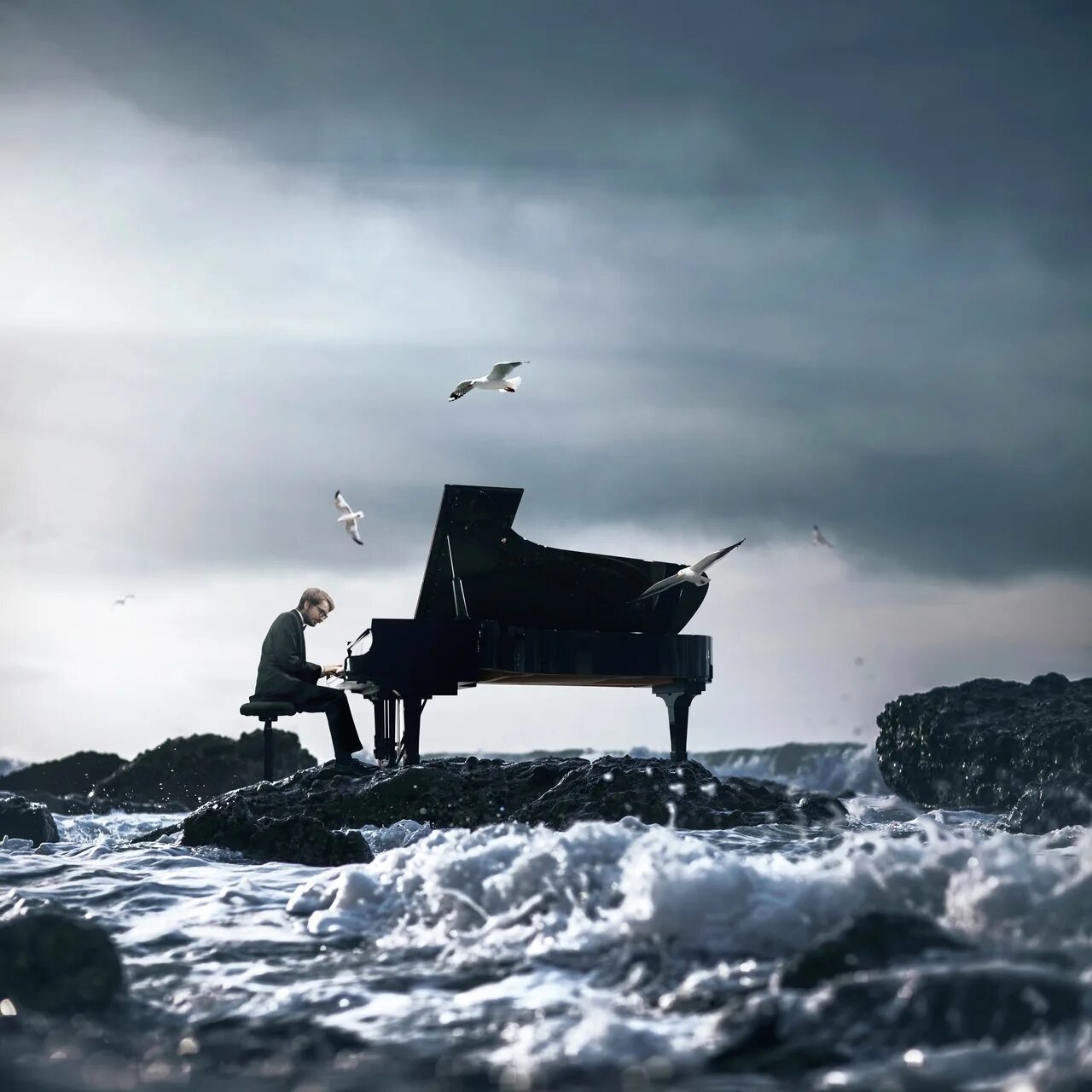 Песня море океан слушать. Рояль и море. Фортепиано море. Сюрреализм. Пианино у моря.