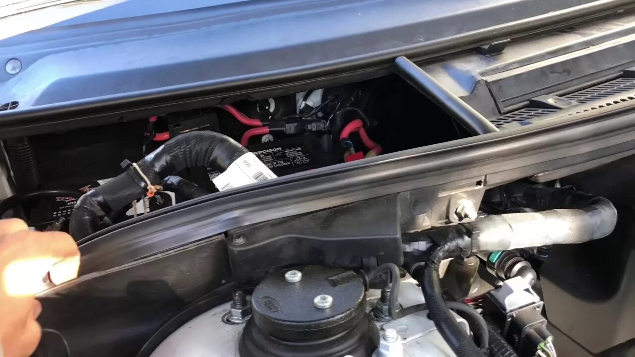 Range rover 3 акб. Аккумулятор range rover l322. Range rover evoque аккумулятор. Аккумулятор range rover l322. Акб range rover sport 2018г.