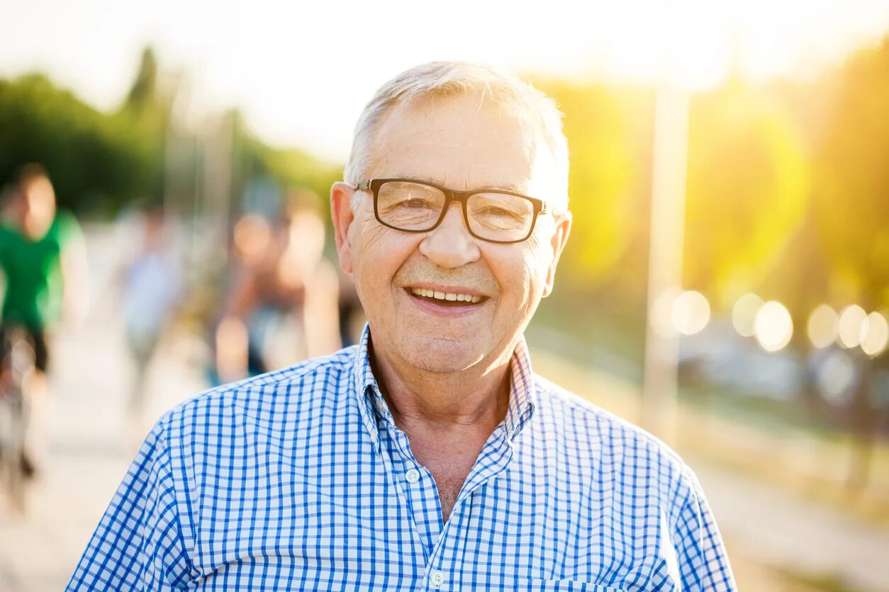 How old man. Мужчина в возрасте улыбается. Мужчина средних лет улыбается. Улыбающийся пожилой мужик. Счастливый пожилой мужчина в костюме.