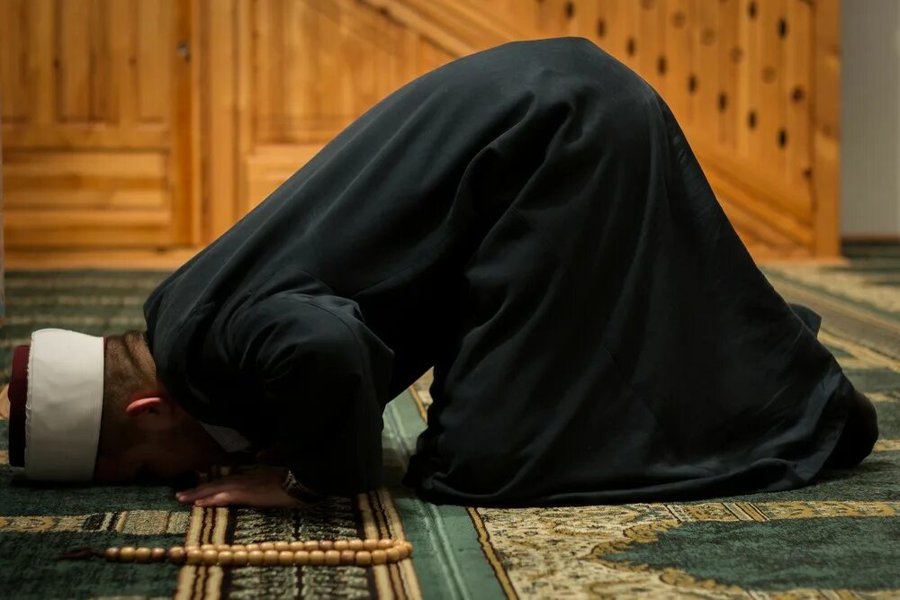 намаз. мусульманин молится. я мусульманин фото. молящийся имам. молящийся имам.