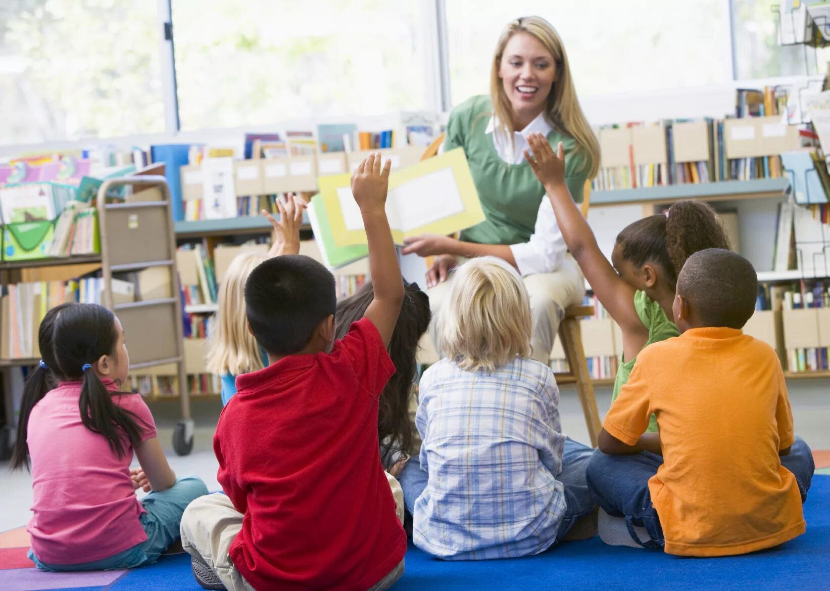 School teach. Воспитатель с детьми. Занятия для детей. Педагог и дети. Беседа с детьми.