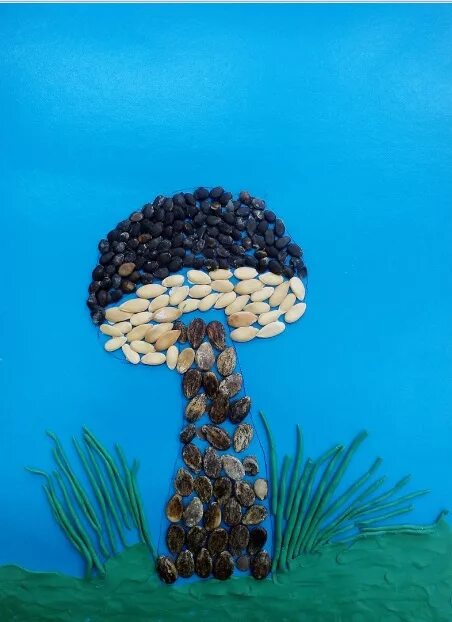 лепка с природным материалом. поделки из желудей для детей. грибы из желудей и пластилина. пластилин это природный материал. поделки из каштанов и желудей.