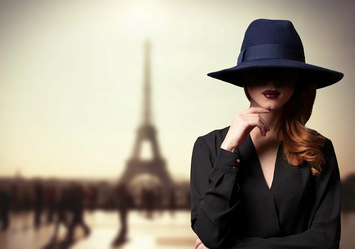 Изыскать. Селфи людей в шляпах. Дама в шляпе в Париже для фотошопа. Businesswoman in a hat. Картинки женщина в шляпе Газетный фон.
