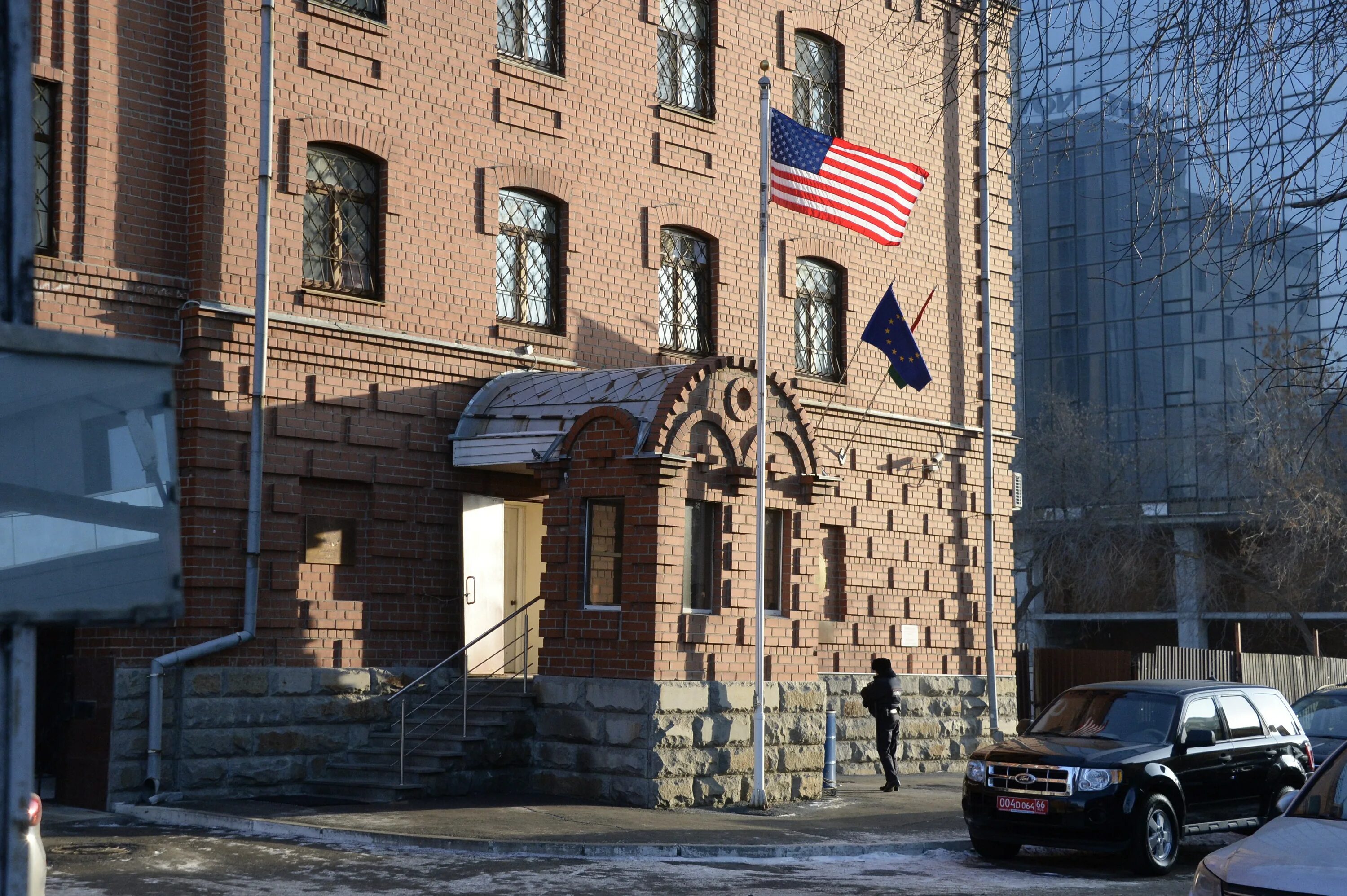 Консульство сша работает. Генеральное консульство сша во владивостоке. американское посольство в екатеринбурге. консульство сша екб. генконсульство сша в екатеринбурге.