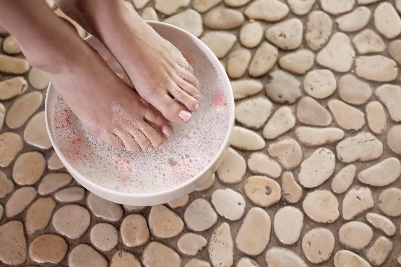 Foot bathing. Солевая ванночка для ног. Соляные ванночки для ног. Ванна для ног.