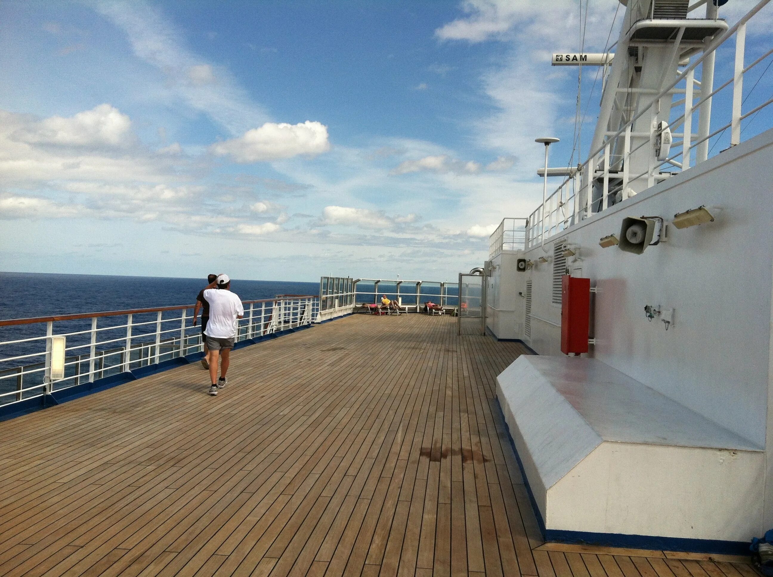 On board the ship. Палуба корабля. Вид с палубы корабля. Палуба парохода. Круизный лайнер вид с палубы.