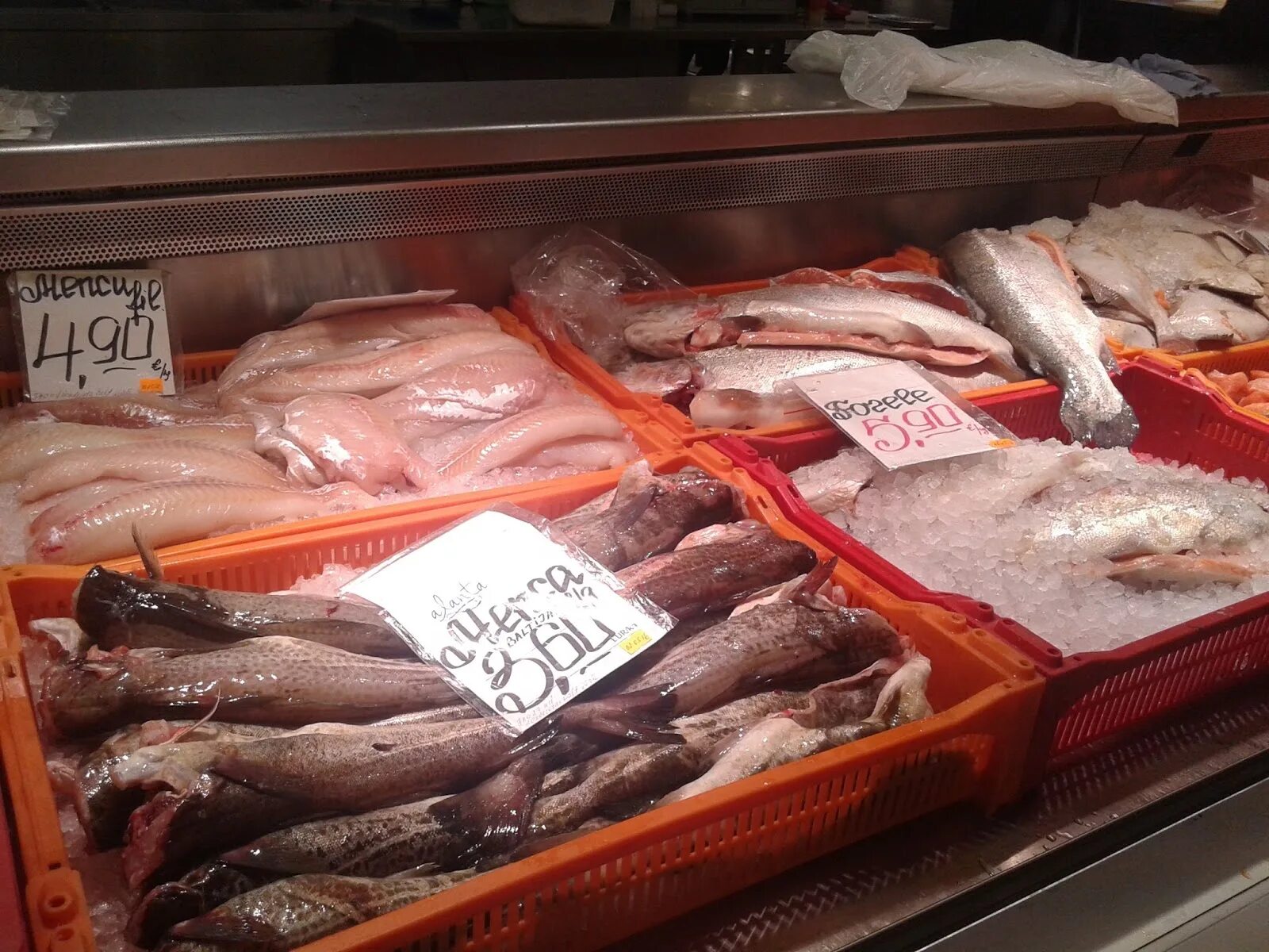 Рыба магазин фасад. Рижский рынок рыба. Рыбный магазин павильон. Рыбный павильон. Рыба павильон.