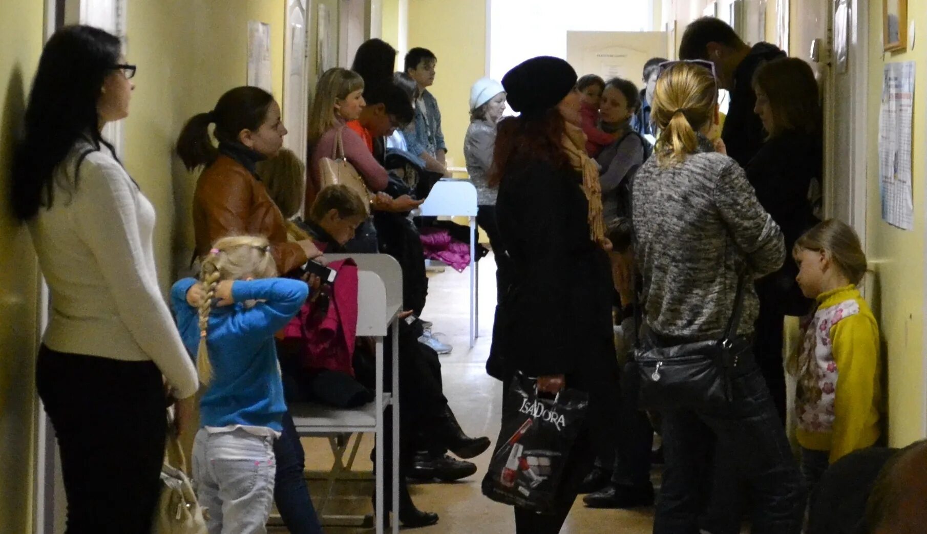 Поликлиника каустик волгоград красноармейский. Очередь в детской поликлинике. Право многодетных на прием в поликлинике без очереди. Многодетным семьям в поликлинике без очереди. Многодетные без очереди в поликлинику.