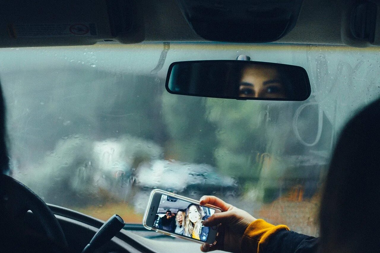 Хорошо в машине в дождь. Вид из окна машины. Окно автомобиля. Девушка в окне машины. Вид из окна машины дождь.
