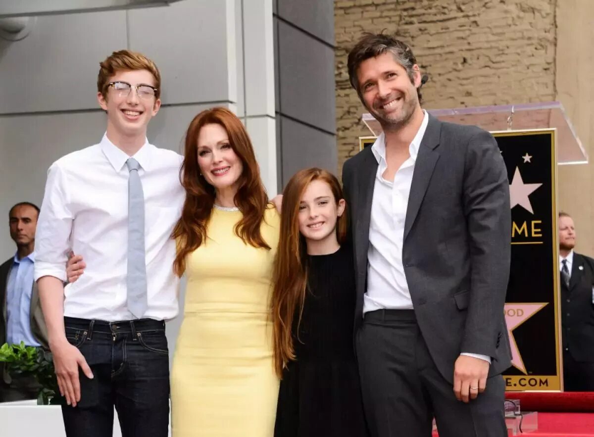 Джулиана мур с мужем. Калеб фрюндлих. Семья мур. Семья джулианны мур. Семья мур.