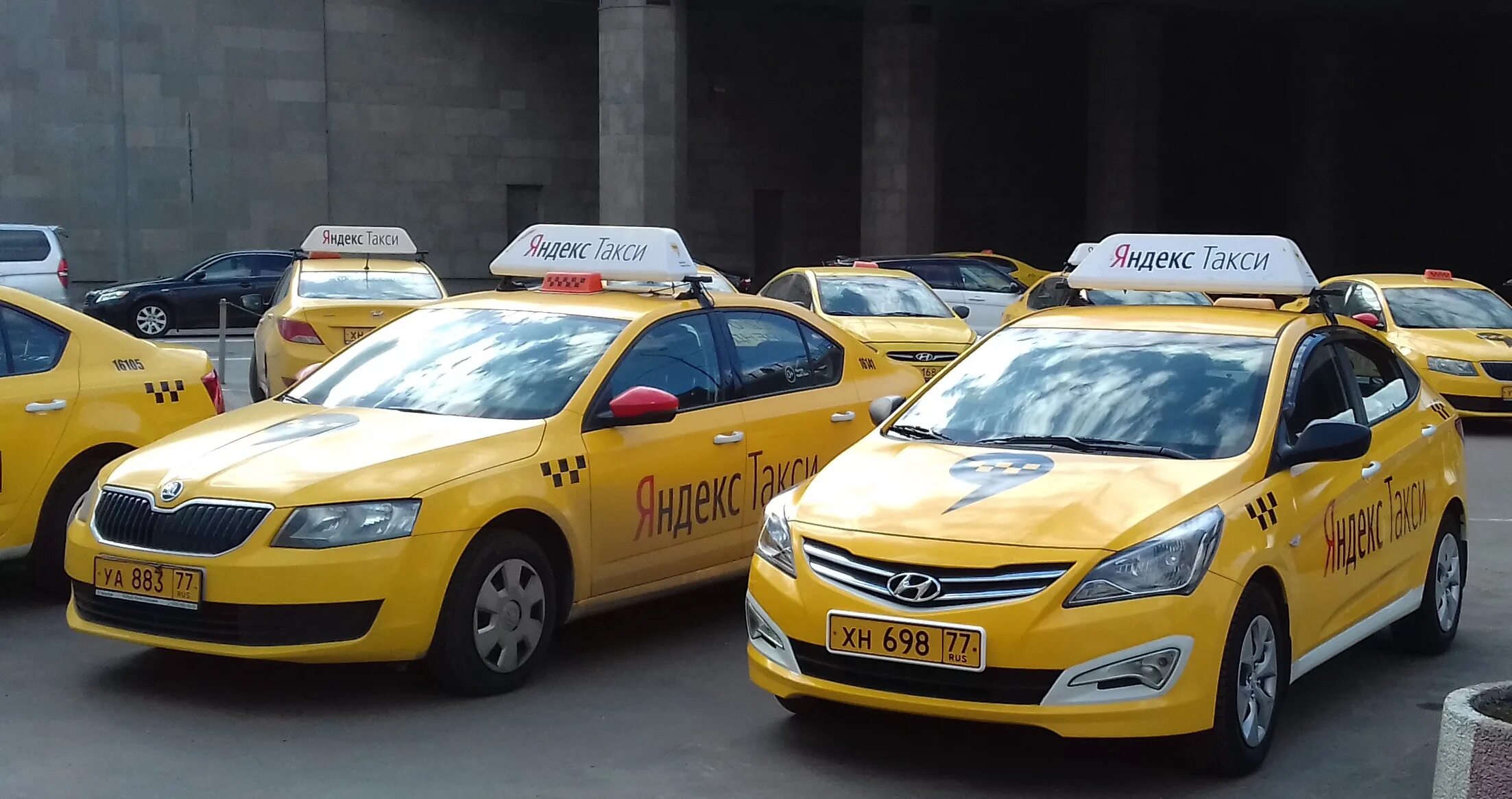 Таксопарки москвы аренда такси. Машина "такси". Автопарк такси.